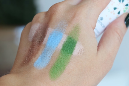 Sur la base claire, les couleurs ressortent plus intensément.