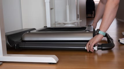 Replié, le WalkingPad trouve toujours une place quelque part. La poignée peut être redressée et accueillir une tablette lorsque le tapis est placé en « pose libre » dans une pièce.