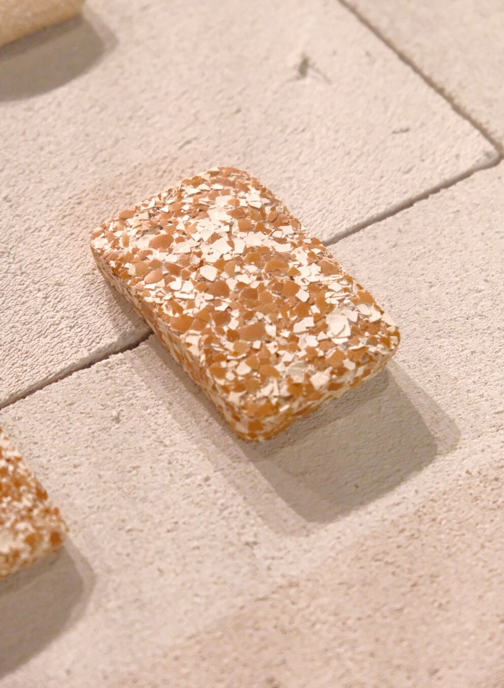 Das Muster des Eierschalendüngers erinnert an Terrazzo, den Bodenbelag aus Bauresten.