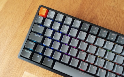 The RGB backlighting looks rather discreet during the daytime. But in the evening, it really comes into its own.