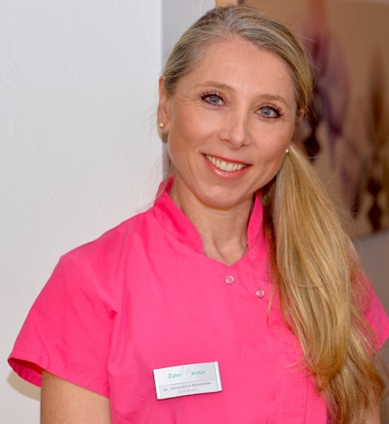 Zahnärztin Jacqueline Schmelzer trägt Pink während ihrer Arbeit – weil Kinder vor weissen Arztkitteln oft zurückschrecken.
