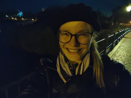 I selfie sono anche molto rumorosi al buio e sono buoni solo se una fonte di luce è nelle immediate vicinanze.