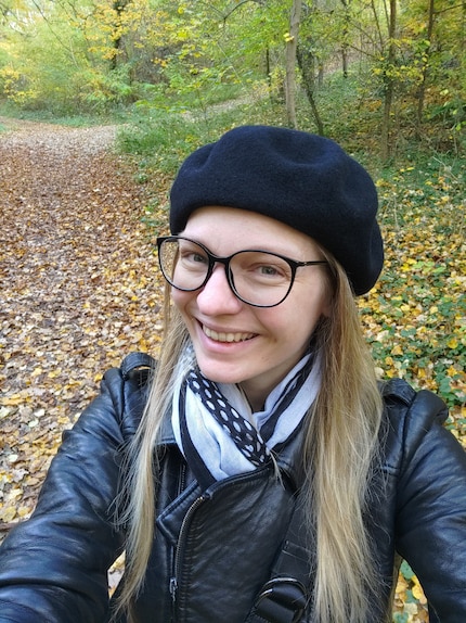 Alla luce del giorno, i selfie vengono abbastanza bene, ma di nuovo i colori non corrispondono alla realtà, tutto è un po' troppo giallo.