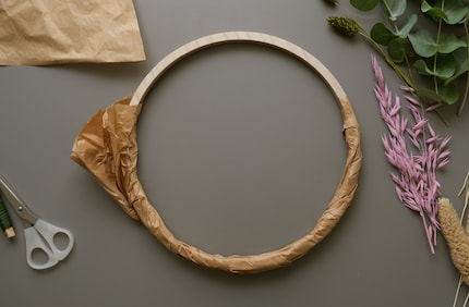 Mit etwas Papier um den Ring gewickelt rutschen die Blumen weniger hin und her.