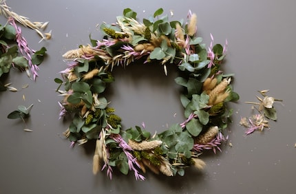 Trockenkränze sind auch ohne Tannengrün weihnachtlich.