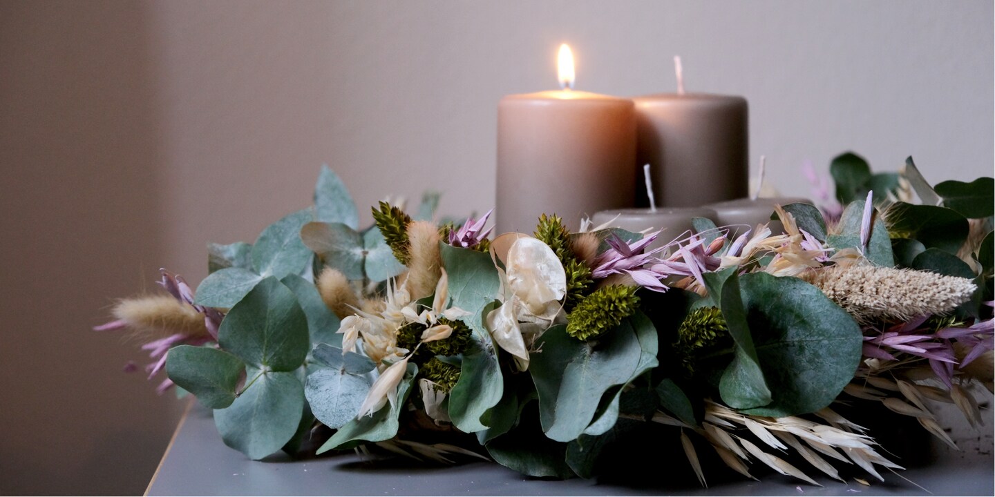 Perfekt unperfekt: Dein DIY-Adventskranz aus Trockenblumen