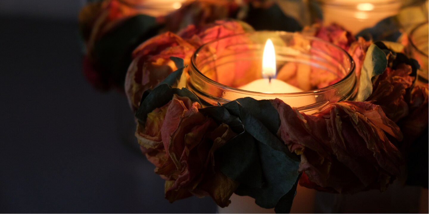DIY: Ein Windlicht mit Blumen dekorieren