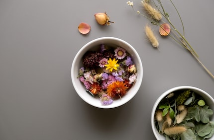 Beim Vorbereiten kannst du gleichfarbige Blumen gruppieren.