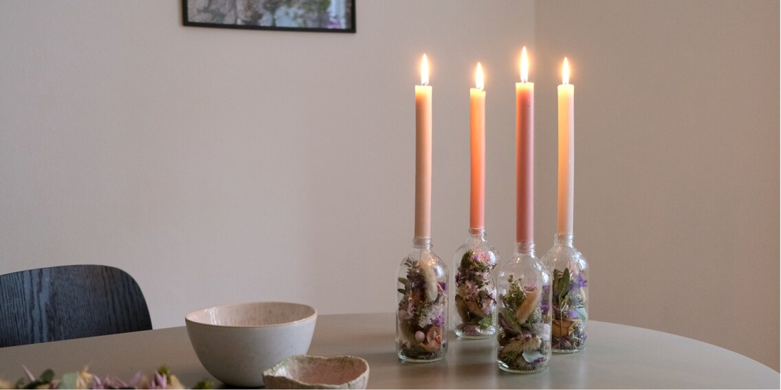 De jolis bougeoirs très simples à réaliser avec des bouteilles en verre et des fleurs séchées