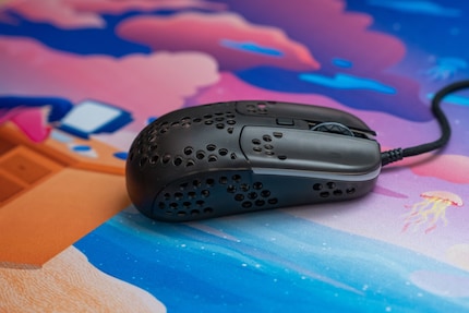 L'MZ1 RGB di Xtrfy è il mouse adatto alla fingertip grip per eccellenza.
