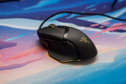 Il Razer Basilisk V3 ha dieci pulsanti liberamente programmabili. Questo non lo rende il mouse perfetto per un MMORPG, ma è un buon tuttofare con cui puoi lanciare incantesimi o sparare.