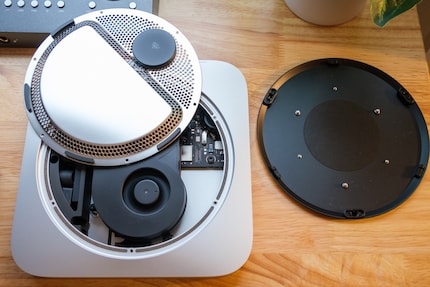 Ein Blick ins Innere des aktuellen Mac Mini. Da wäre noch mehr Hohlraum ohne den nie gebrauchten Lüfter. Das Teil könnte viel kleiner gebaut werden.