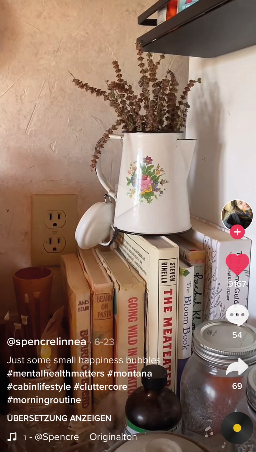 Aus einem Buch machst du ab jetzt ein Podest für Teekanne und Co. Bild: Spencrelinnea