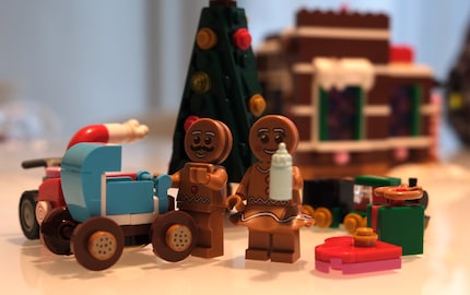Familie Lebkuchen unternimmt einen kleinen Ausflug. Ihr Haus im Hintergrund ist noch im Rohbau.