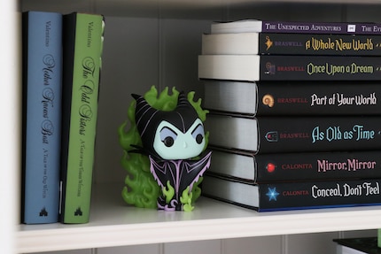 Maleficent passt auf meine Disney Villains Bücher auf.