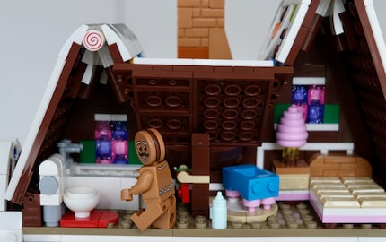 Muss er mal? Oder ist er auf dem Weg in die wärmende Badewanne?
