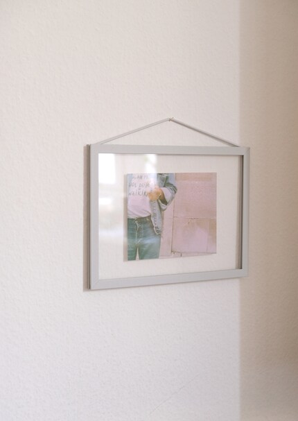 «Frame» decora il tuo scaffale quando è appoggiata o la tua parete quando è appesa.