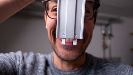 La guida in alluminio è realizzata in diverse parti collegate tra loro da denti e viti.
