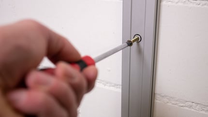 La guida rimane fissa alla parete, mentre il trainer può essere rimosso.