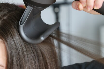 I capelli si curvano lungo la superficie.