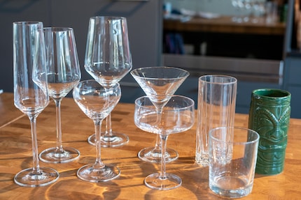 De gauche à droite : flûte, verre à vin blanc, Nick&Nora, verre à vin rouge, verre à Martini, coupe, highball/collins, tumbler/lowball, tumbler Tiki