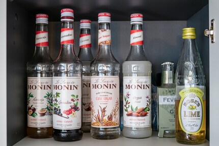Eine kleine Auswahl Sirups. Der Roses Lime ersetzt hin und wieder frischen Limettensaft.
