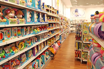 Des jouets à profusion : parents et enfants ne savent parfois plus où donner de la tête dans les magasins.