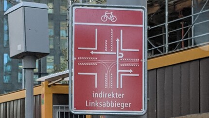 Se auto e bici circolano sulla stessa strada, spesso fare una deviazione più lunga risulta la soluzione più sicura per i ciclisti.