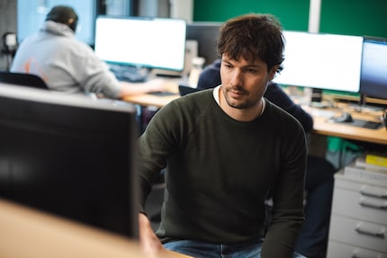 Thomas Gfeller ist Team Leader von Planet Express. Sie sind die klugen Köpfe hinter den Mini-Computern in den Lagern und Shops von Digitec Galaxus.