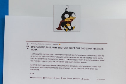 Das Team Planet Express hat viele Verantwortungen – darunter auch alle Druckerprobleme der Firma. Das bestätigt ein Blick auf die Pinnwand in ihrem Büro.
