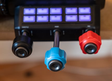 Tre manette per il controllo di spinta, elica e miscela.