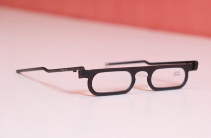 Diese Lesebrille ist zusammengeklappt flacher als die meisten Modelle…