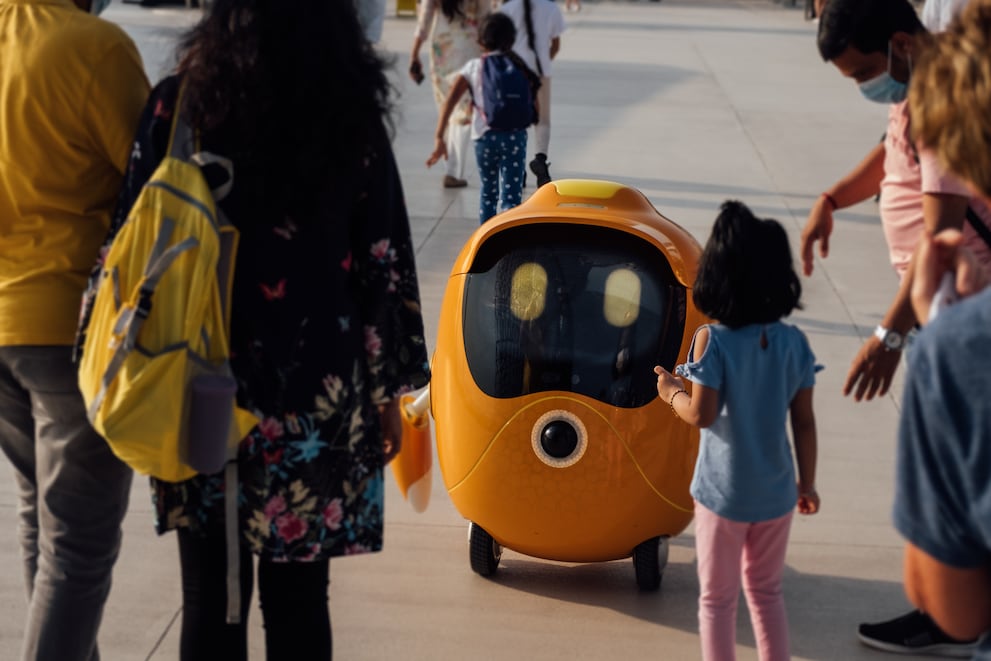 Ti presento Opti. Uno dei 100 robot che accolgono, fotografano, accompagnano e informano i visitatori all’Expo 2020.