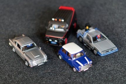 Der Mini mit drei weiteren Playmobil-Autos.