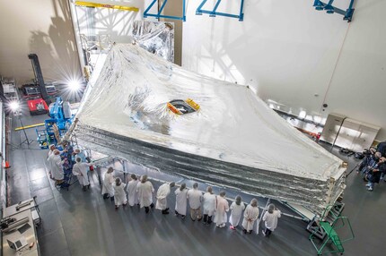 Hauchdünne Folien, hoher Schutz: Das Sonnenschutzsegel des James-Webb-Weltraumteleskops ist so gross wie ein Tennisplatz.