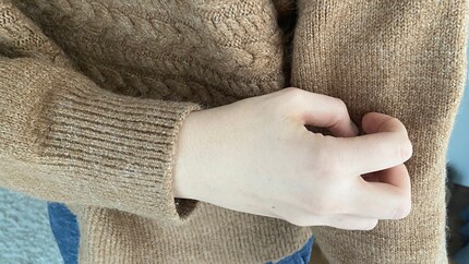 Les pulls qui grattent sont une plaie. Un sweat-shirt à manches longues en dessous est une solution immédiate à ce désagrément.