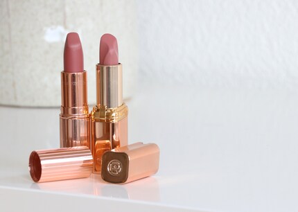 À gauche, « Pillow Talk » de Charlotte Tilbury, à droite, l'alternative de L'Oréal.