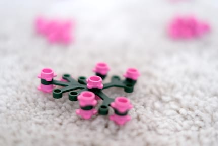 Après n'avoir utilisé presque que des pièces noires, blanches et grises, le rose des fleurs est presque un peu irritant.
