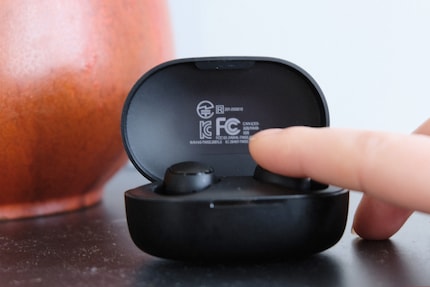 Im Ladekoffer laden die Earbuds in zwei Stunden wieder auf.