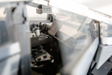 Interno con tazza Tesla sulla console centrale.