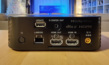 Le son arrive au boîtier via le canal ARC/eARC. Si vous branchez un appareil séparé à l'entrée HDMI, l'image est transportée vers le téléviseur via la sortie HDMI.