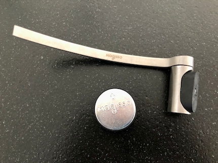 Halter und Gegenmagnet werden im bzw. aussen am Spülbecken befestigt.