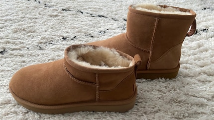 At the moment, short Ugg Classic models are particularly popular: the «Ultra Mini» (on the left) next to the «Mini» (on the right).