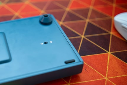 Sul retro c'è l'interruttore per cambiare tra connessione Bluetooth e cablata.