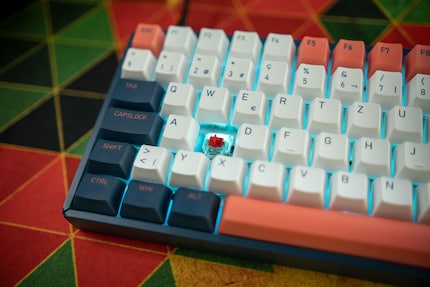 Anche se le scritte dei keycap non sono trasparenti, Iqunix si affida alla versione RGB dei pulsanti Cherry MX Red.