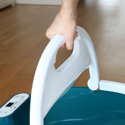 Mit diesem Henkel wird das Einfüllen und Ableeren einfacher.