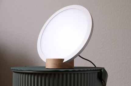 Die LED-Therapielampe ist dimmbar.