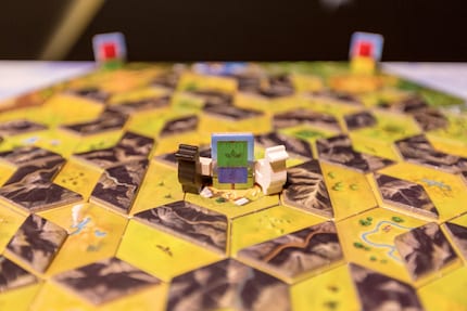 Im weissen Dorf in der Mitte des Spielfeldes startet die Partie.