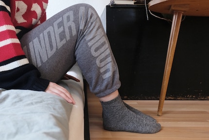 Mit Trainerhose geht das Aufstehen einfacher als mit engen Jeans.