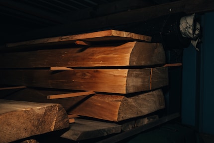 Das Lindenholz wird jahrelang luftgetrocknet.